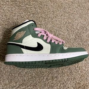 Jordan 1 retro mid. Dutch green/pink